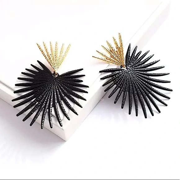 🔴𝟭𝟬/$𝟮𝟱🔴NEW Large Black Heart Drop Earrings - Picture 7 of 10